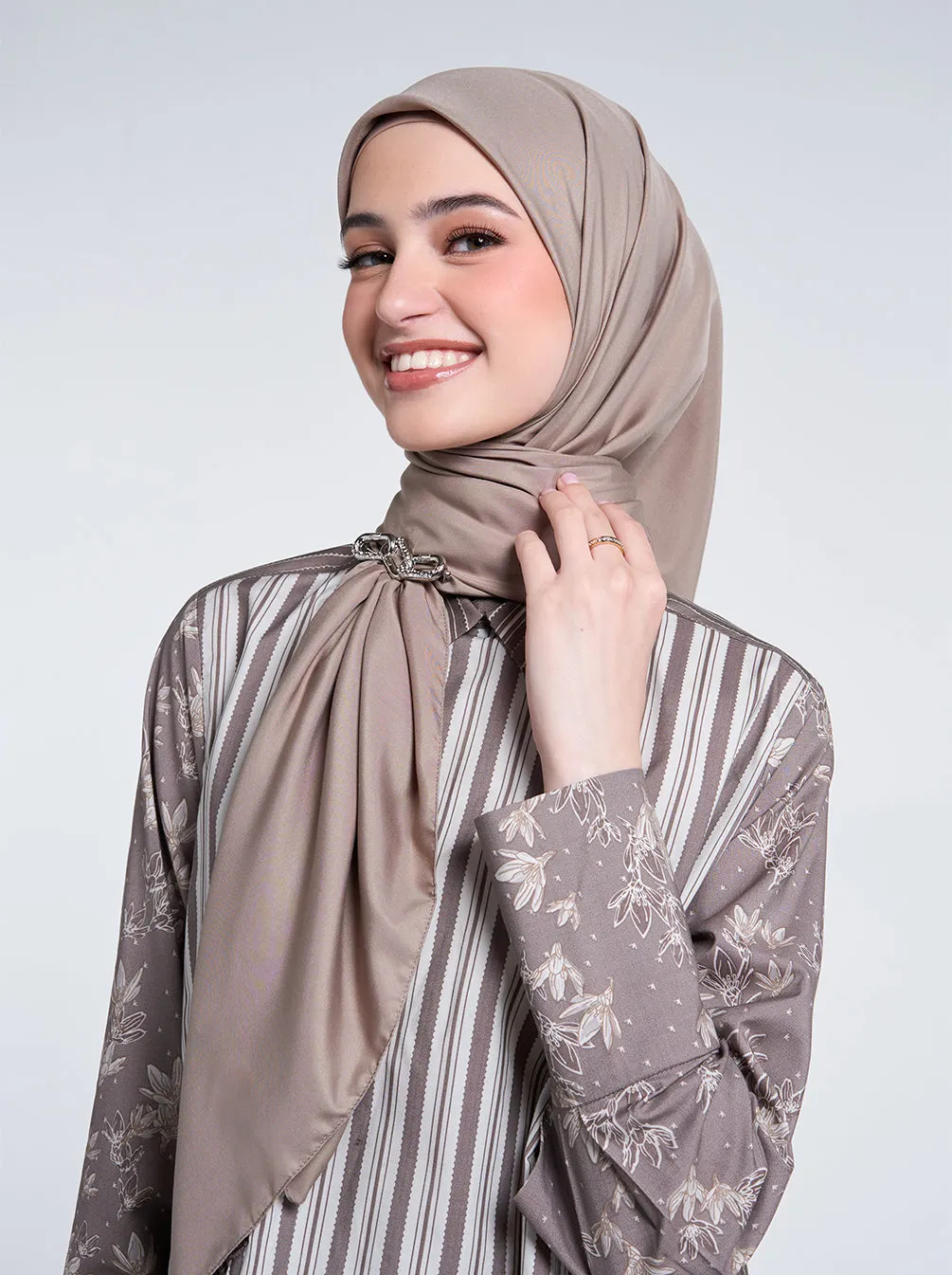 ULTRA SATIN SCARF PLAIN LIGHT CHOCOLATE