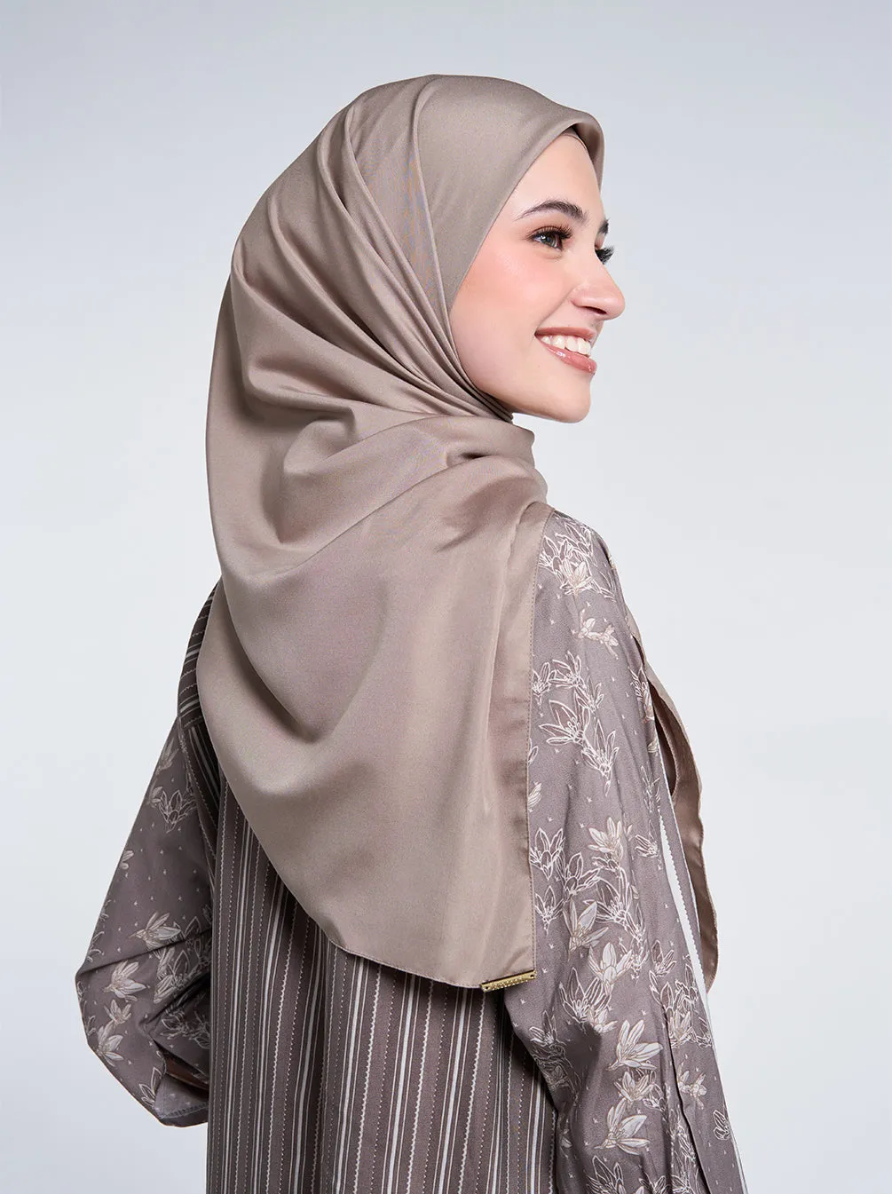 ULTRA SATIN SCARF PLAIN LIGHT CHOCOLATE